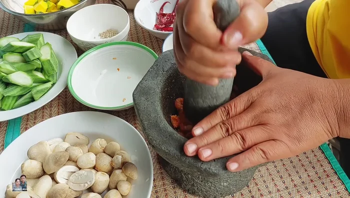 Soak dried shrimp in water until soft, then pound them into a fine, fluffy paste.