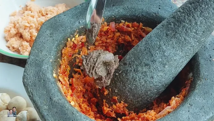 Add shrimp paste to the curry paste and pound until well mixed.