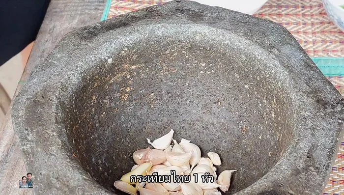 Prepare garlic and chilies. Pound the garlic and chilies.
