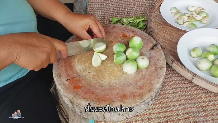 Cut the eggplant into 4 parts (or as preferred).