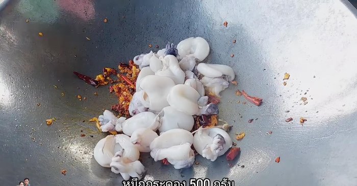 Add the squid to the wok. Stir-fry briefly. (119.88)