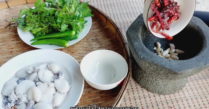 Prepare the aromatics: pound garlic and chilies. You can use both fresh and dried chilies. Finely chop the green chilies. (46.76)