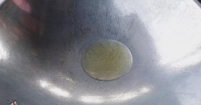 Heat a wok or frying pan with a small amount of vegetable oil. Add the pounded garlic and chilies; stir-fry until fragrant. (91.04)
