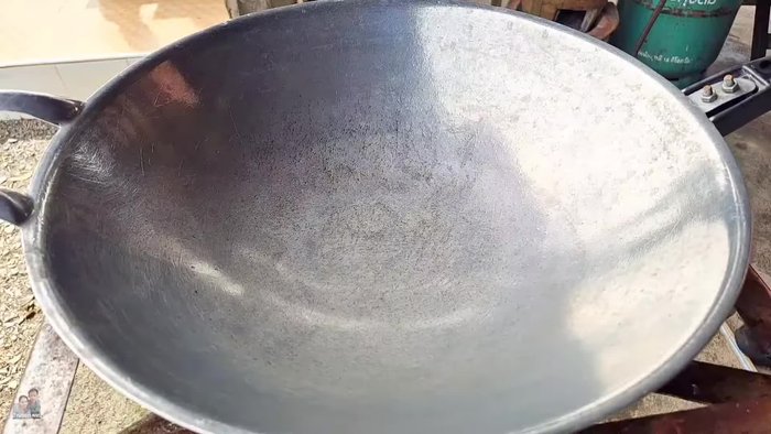 Heat up a pan and add oil.