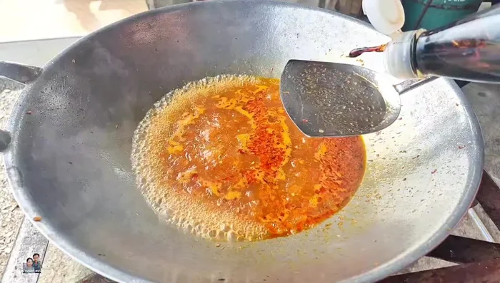Add fish sauce (1 tablespoon), soy sauce (1 tablespoon), oyster sauce (1 tablespoon), and MSG (1 spoonful, optional).