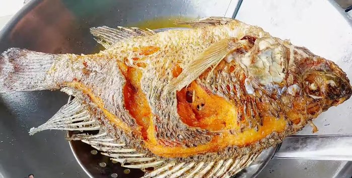 Set aside the fried fish.