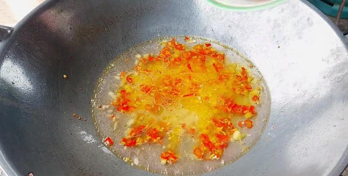 Add water, palm sugar, tamarind, soy sauce, oyster sauce, and fish sauce to the pan. Stir well. Add white sugar for sweetness. Adjust sweetness to taste.