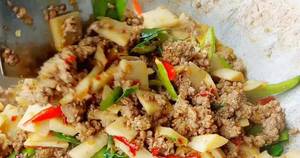 Spicy Dried Chili Beef Stir-fry with Sour Bamboo Shoots