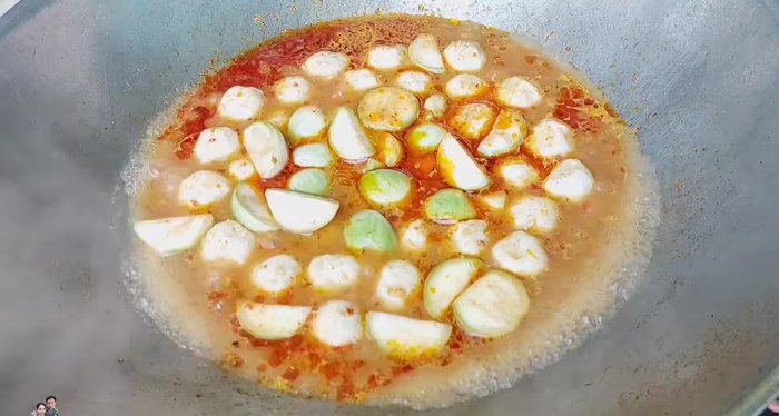 Cut eggplant into 4 pieces, soak in salt water (1 tablespoon salt, 2 tablespoons vinegar) for a while, then rinse with clean water.