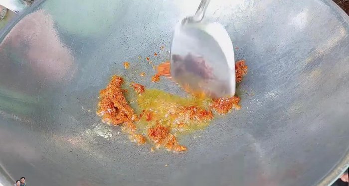 Some people may not use vegetable oil; you can use stir-fry sauce instead.
