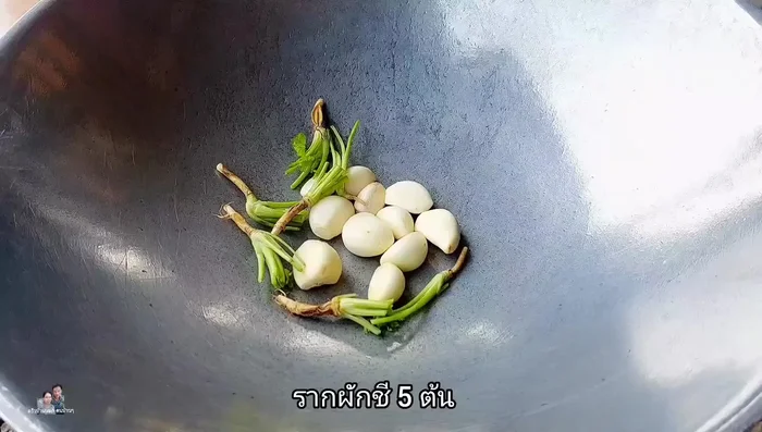 Peel and prepare 1 large clove of Chinese garlic, 5 coriander root stalks, and half a spoonful of pepper seeds. Pound the pepper seeds finely. Roast 1 tablespoon of palm sugar over low heat until fragrant.