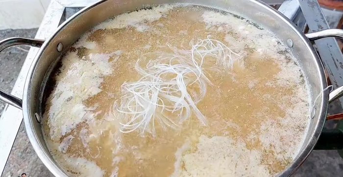 Add noodles and vegetables: Add 100 grams of washed dried glass noodles, Chinese cabbage, Chinese morning glory, or any vegetables you prefer.