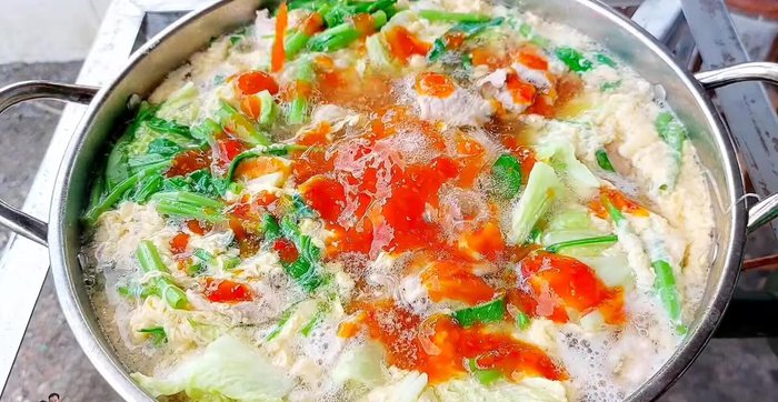 Add sukiyaki sauce and galangal: Add Cantonese-style sukiyaki sauce and a few galangal leaves for extra fragrance. Adjust the amount to your preference.