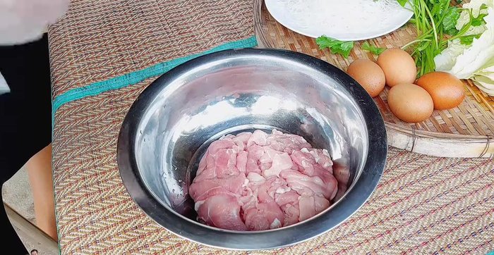 Marinate the pork: Combine thinly sliced pork with sugar, white vinegar, seasoning powder, light soy sauce, oyster sauce, vegetable oil, and a beaten egg. Knead thoroughly for a long time.