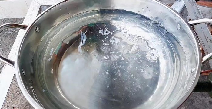 Prepare the broth: In a pot, bring 2 liters of water to a boil. Add a pork soup cube, 2 tablespoons light soy sauce, 1-2 tablespoons oyster sauce, 1 teaspoon seasoning powder, and 1 tablespoon palm sugar (optional). Adjust seasoning to taste.