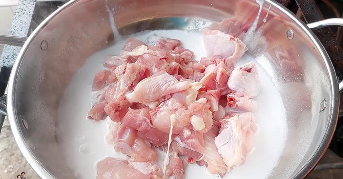 Prepare the chicken: Stir-fry the chicken (1kg) with some coconut milk until lightly cooked. [142.64]