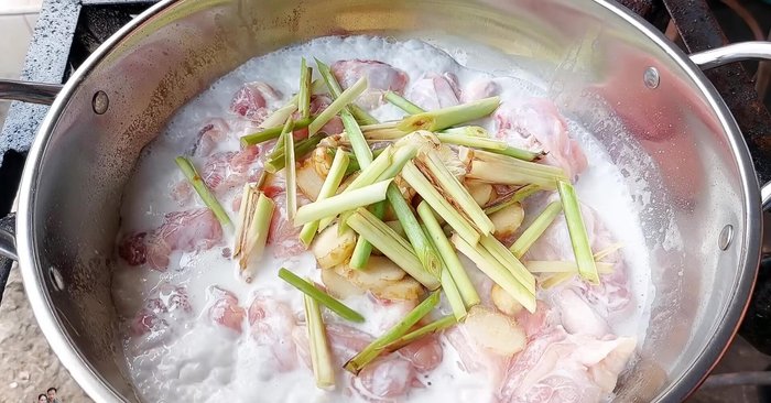 Add aromatics: Add galangal, lemongrass, and kaffir lime leaves to the chicken and stir-fry until fragrant. [161.4]