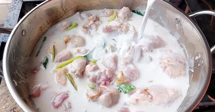 Add coconut milk and water: Add the remaining coconut milk (1000ml) and water (500ml). [206.04]