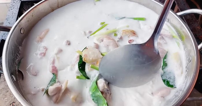 Season the soup: Add soup cubes (2), seasoning powder (1 tsp), fish sauce (3-4 tbsp), white soy sauce (1 tbsp), and adjust to taste. [237.439]