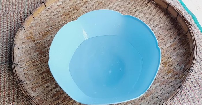 Prepare the banana blossom: Soak the banana blossom in 1 liter of water with 1 tablespoon of salt and 3 tablespoons of vinegar (or lemon juice) to prevent browning. [43.12]