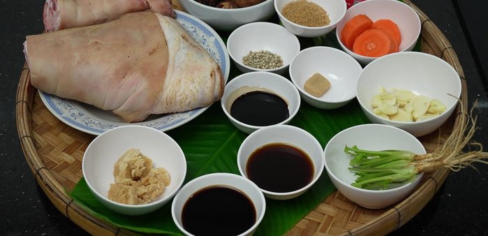 Fry the pork leg until the skin is yellow, crispy, and slightly fluffy.