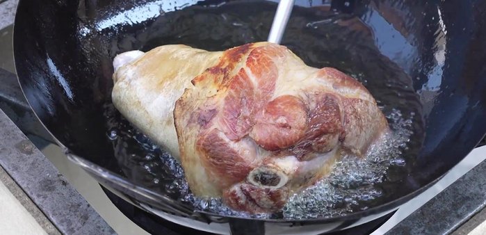Drain the oil from the fried pork leg.