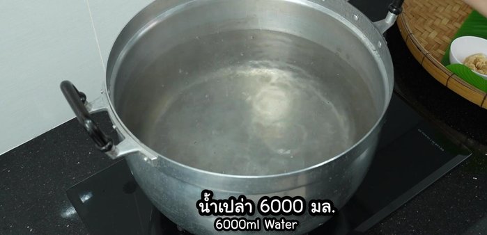 Bring 6 liters of water to a boil in a pot.