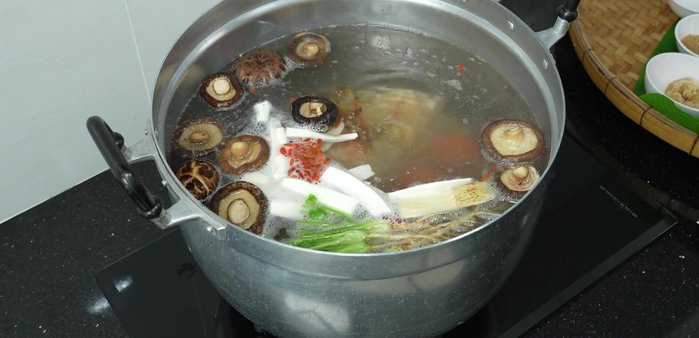 Add seasoning sauce, soy sauce, white palm sugar, and black palm sugar.