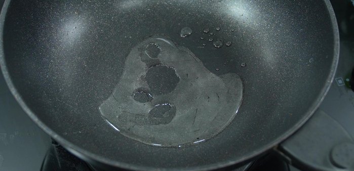 Heat oil in a pan. Add red curry paste and stir-fry over low heat until fragrant and yellow, avoiding splattering.