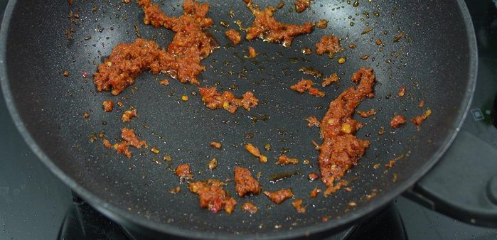 Add water or broth to the curry paste and stir until well mixed.