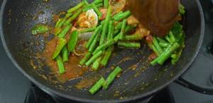 Stir-fried Yardlong Beans with Fresh Shrimp in Green Curry Paste