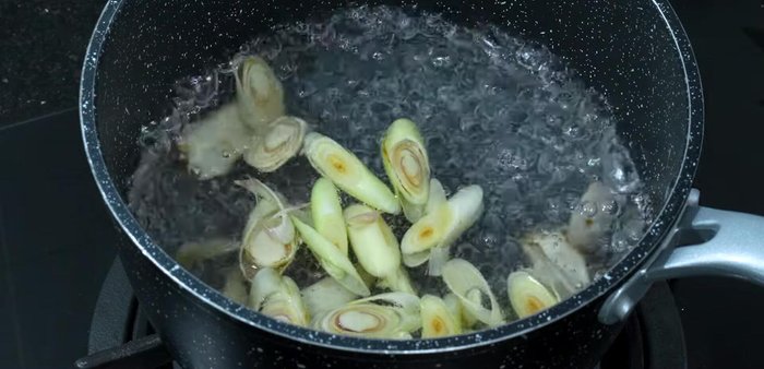 Add lemongrass, kaffir lime leaves, and galangal to the boiling water. (Add galangal later to prevent it from being too strong)