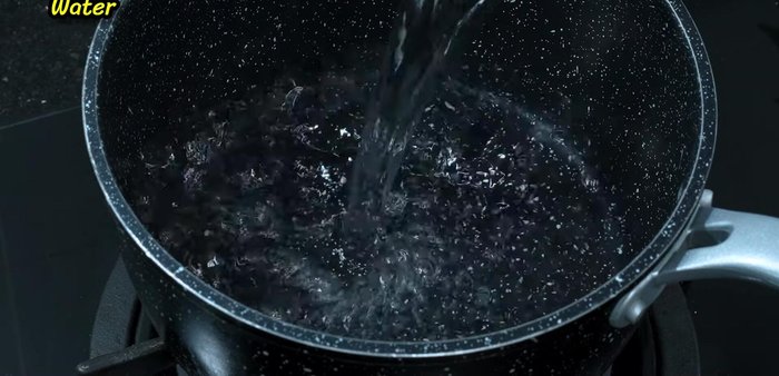 Turn on the stove and add 500ml of water to a pot. Bring the water to a boil.