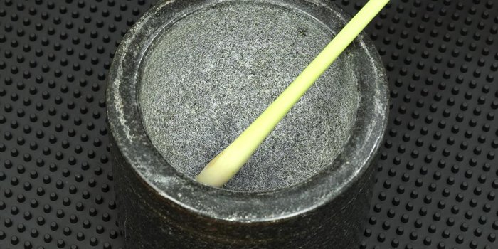Prepare the lemongrass by pounding it until it breaks into pieces, but not into a paste.