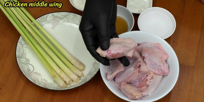 Select large chicken wings, wash, and knead with salt 1-2 times to reduce fishy smell.