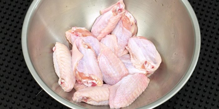 Coat the chicken wings with a little flour and optionally soy sauce.