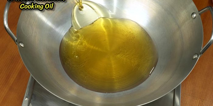 Heat oil in a frying pan. Fry the lemongrass first to infuse the oil with aroma.