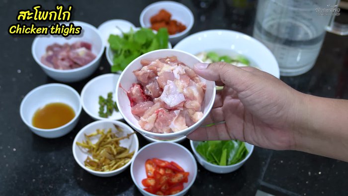 Chop the chicken thigh into small pieces.
