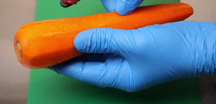 Create patterns. Use a small carving knife or specialized vegetable scraper to create decorative patterns on the carrots. Examples include flower shapes or other designs.