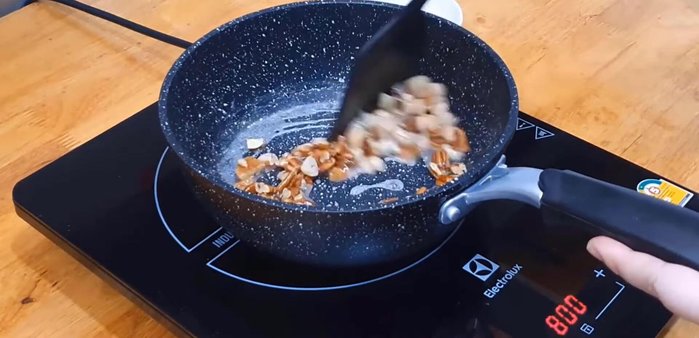 Add mixed nuts and stir-fry with the sauce until the nuts are thoroughly coated.