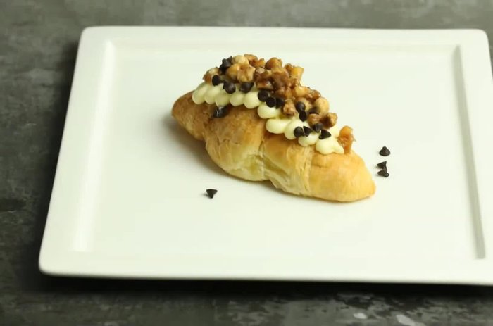 Prepare croissant decoration, classic mix, chocolate chips, and a tree decoration. Prepare bottles and sachets.
