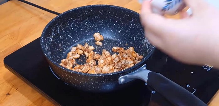 Turn off the heat when the caramel reaches the desired color and smell. Add fresh butter and mix thoroughly.