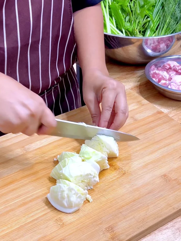 Cut the prepared vegetables into pieces suitable for Kaeng Om. You can add any vegetables you like. (109.04)