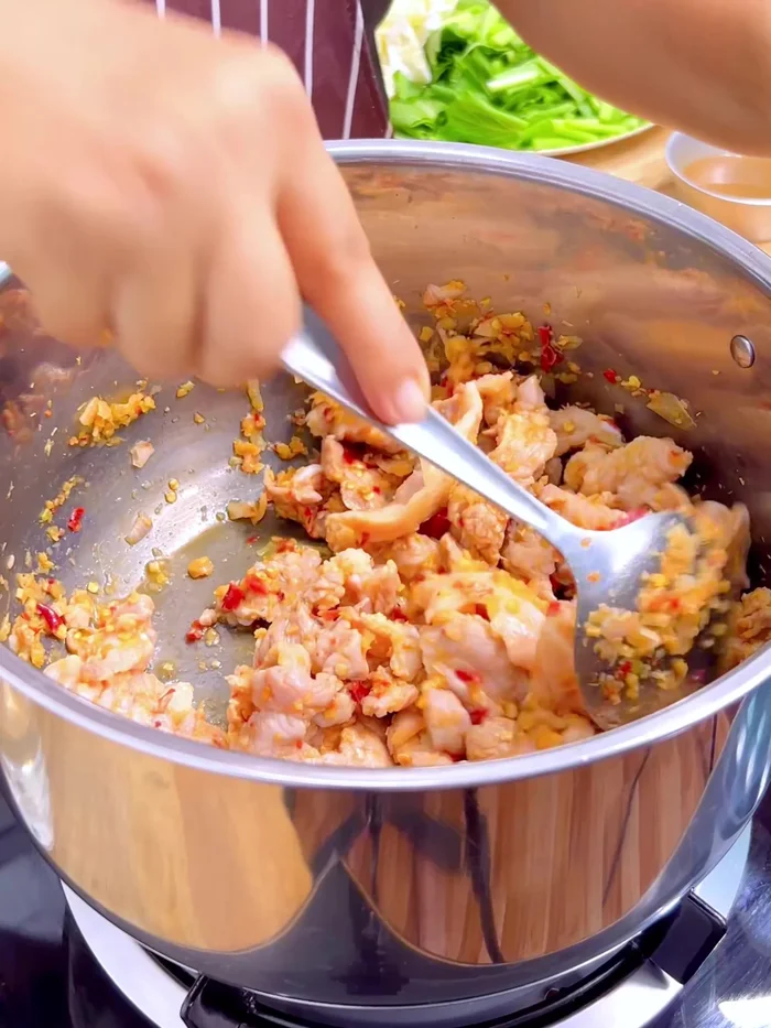 Add water (approximately 1 liter) to the pot and stir. Increase the heat to medium and bring to a boil. (200.239)