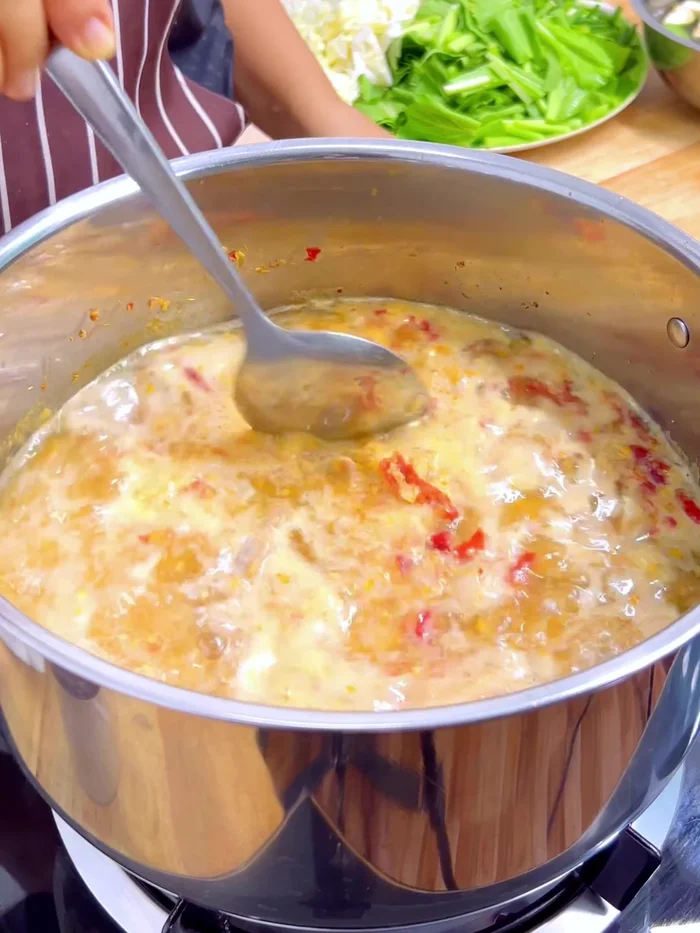 Season with fish sauce, boiled fish sauce, and MSG. Stir well. (219.56)