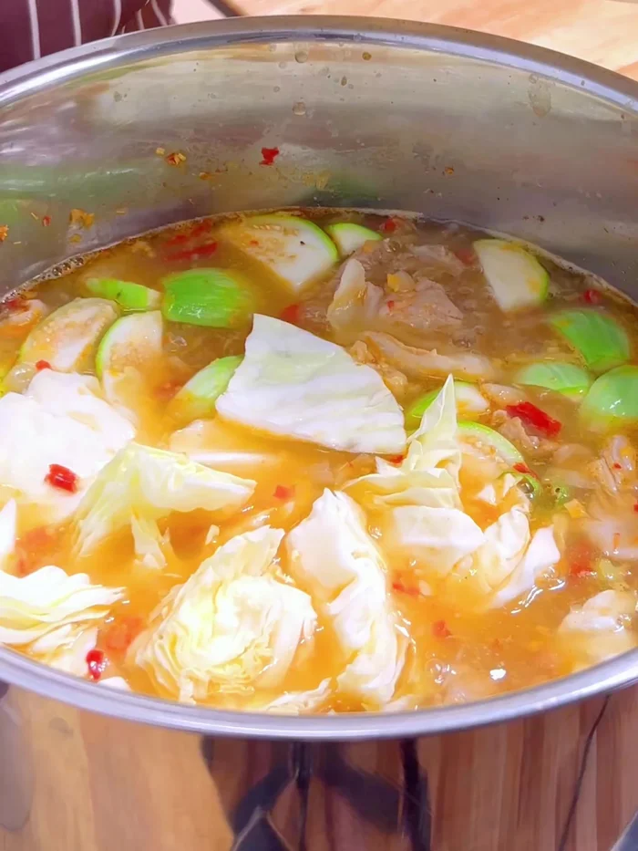 Add the cabbage and Chinese kale, stirring to submerge them. Cover and let the vegetables wilt for 2-3 minutes. (240.799)