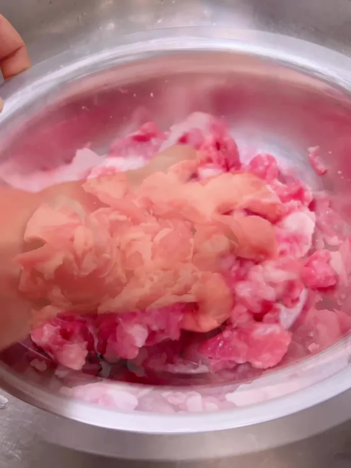 Wash the pork with bones, add 1 tablespoon of salt, mix well, and rinse with clean water 3 times to remove any fishy smell. (55.96)