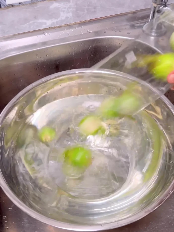 Soak all vegetables in 4 liters of water with 1 tablespoon of lime juice for 10 minutes to remove any chemicals. Rinse 1-2 times after soaking. Discard any damaged or rotten parts. (74.36)