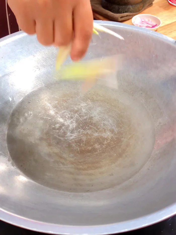 Blanch the pork: In a pot, bring 500ml of water to a boil with crushed lemongrass and torn makru leaves. Add the thinly sliced pork and boil until cooked through.