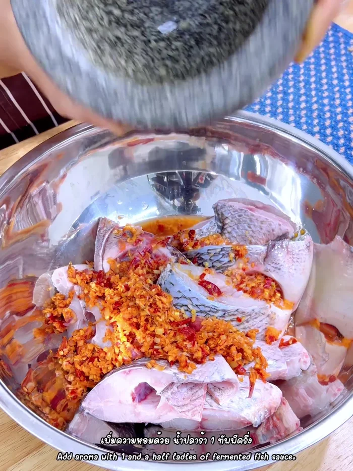 Add mortar washing water, boiled fish sauce, and MSG (optional fish sauce). Mix well.